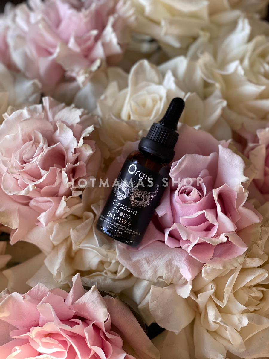 Әйелдердің іш киімдегі интимдік суреттері Оның қожайынының аузына сиқы беріп тұрған фотосы