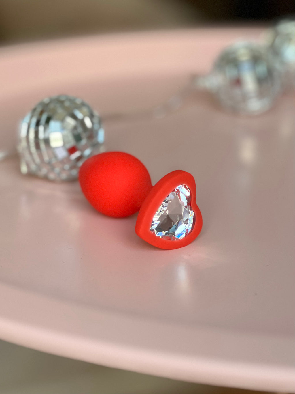 Червона силіконова анальна пробка Періс розміру С зі стопером-сердечком